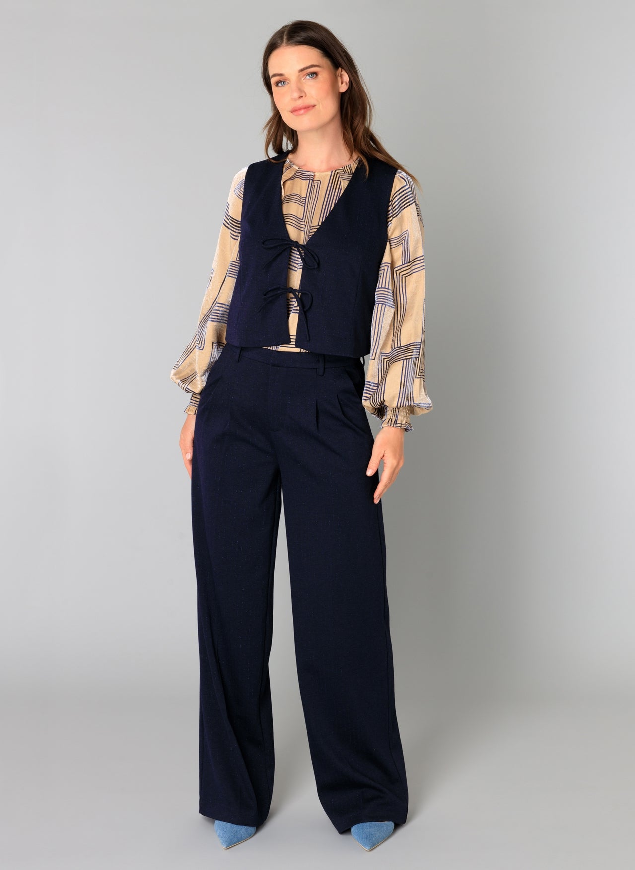 Yest Babette vest in dark navy with tie close