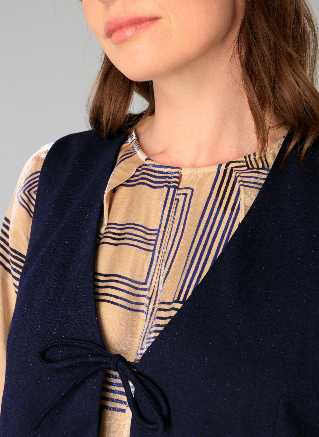 Yest Babette vest in dark navy with tie close