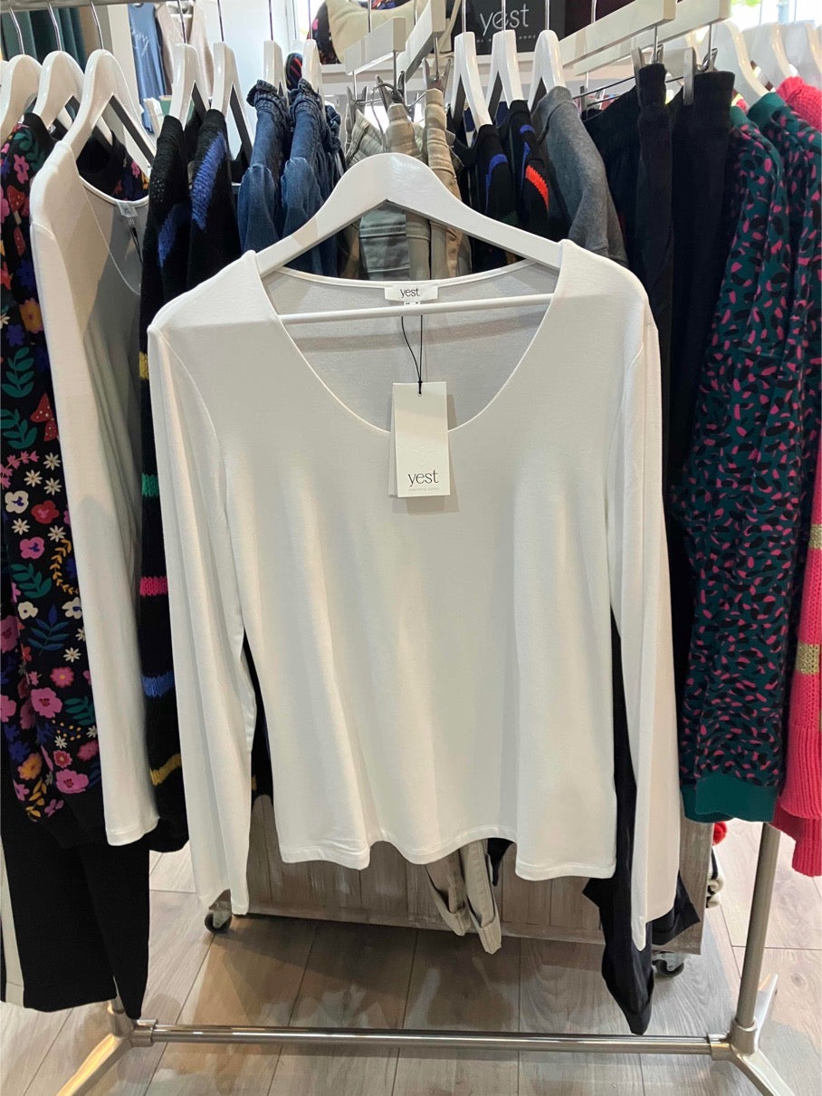 Yest Borghild long sleeved, white top