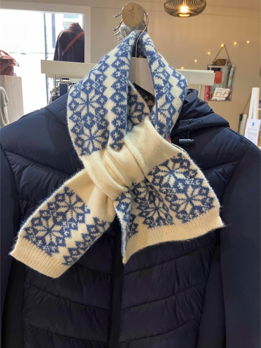 POM Blue & Ecru star flower pull through scandi scarf