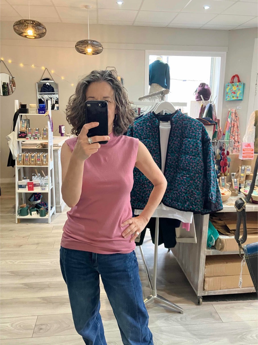 Yest Bobby vest knit in dark rose