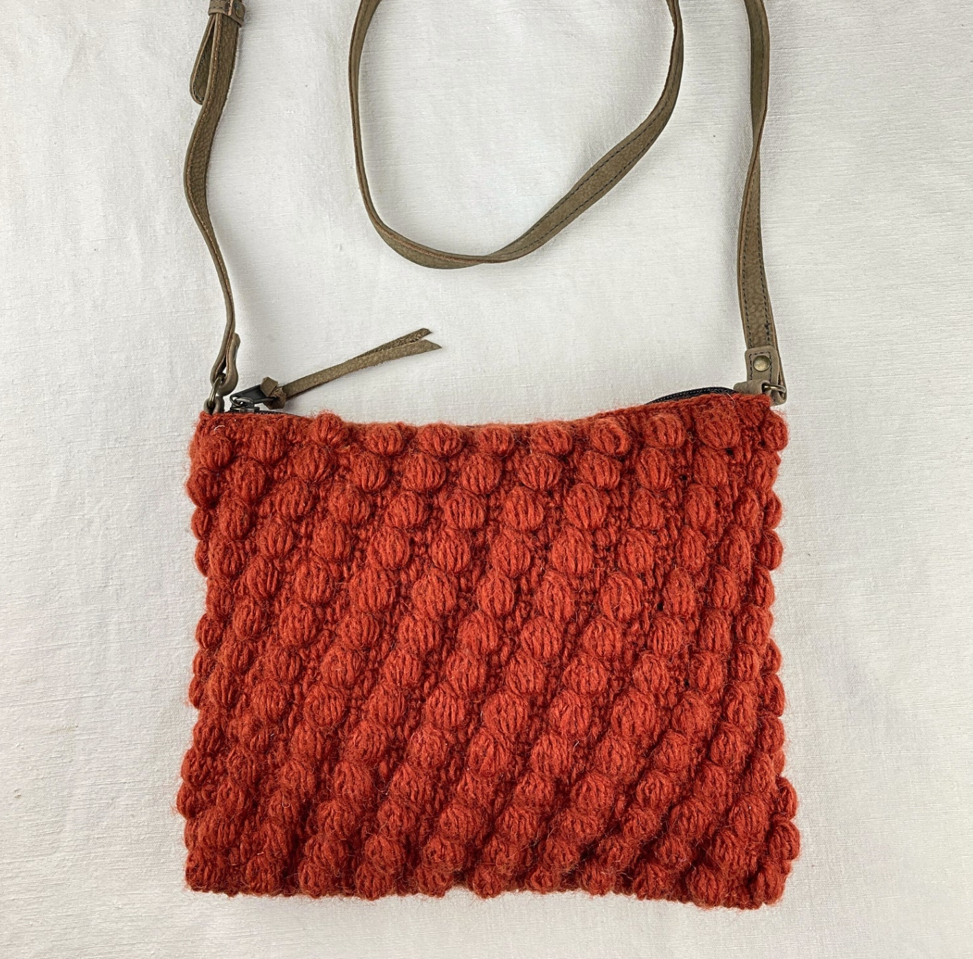 Aura Que Suman cross body bobble bag