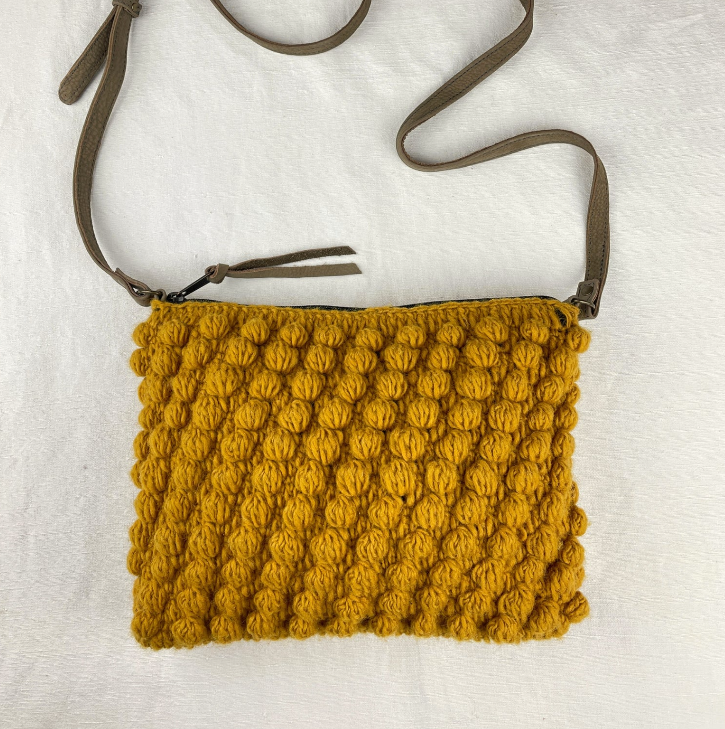 Aura Que Suman cross body bobble bag