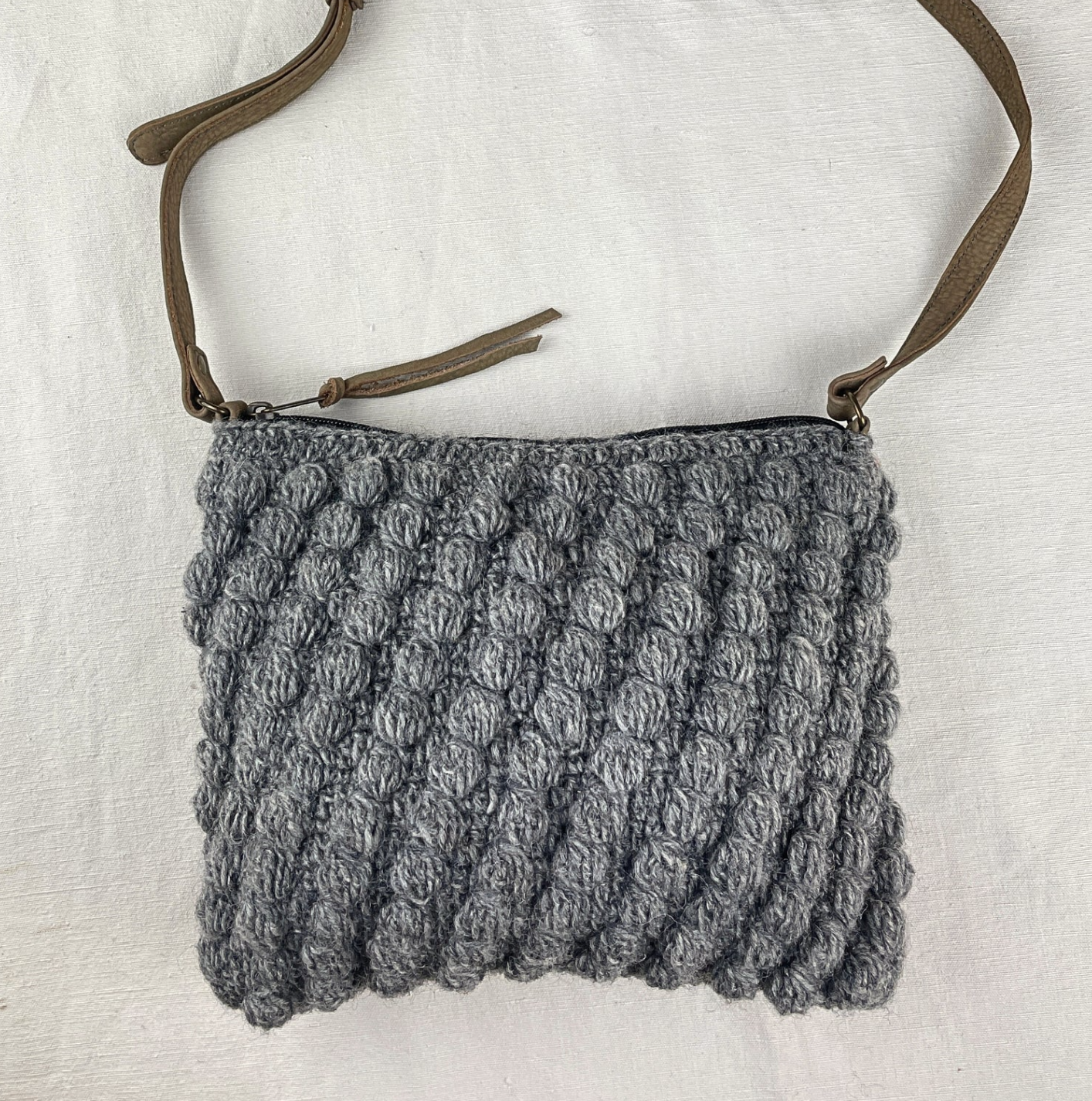 Aura Que Suman cross body bobble bag