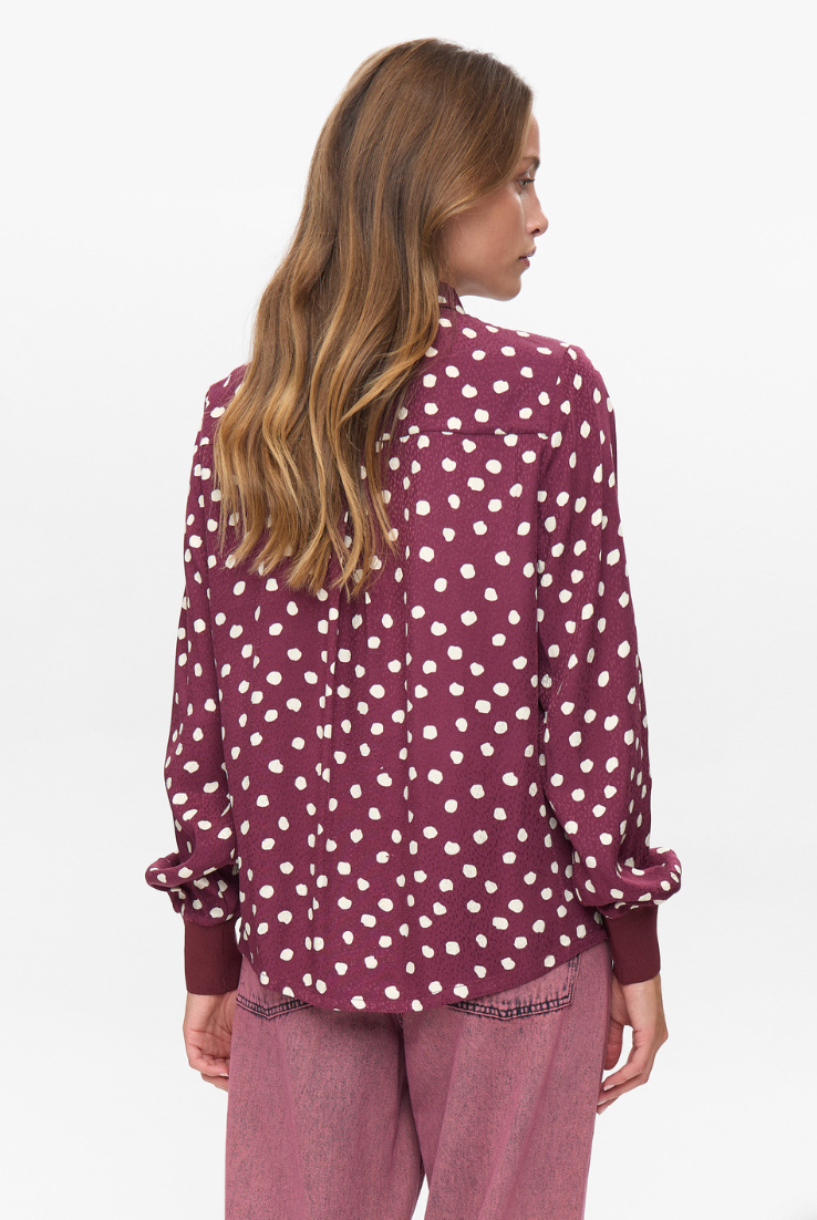 Numph Nulivy shirt in winetasting with contrast spot