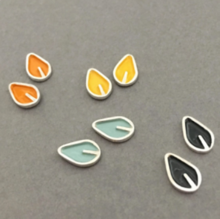 Emma Leonard mini solid stud leaf earrings - leafy green