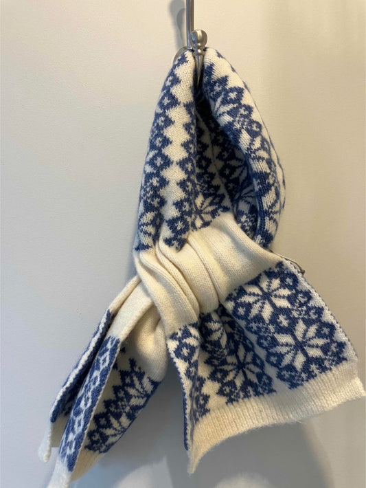 POM Blue & Ecru star flower pull through scandi scarf