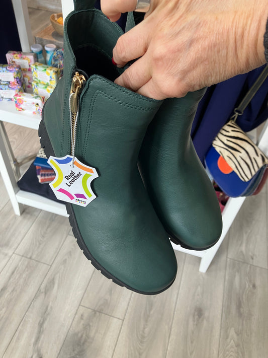 Adesso Naomi boots in pine green