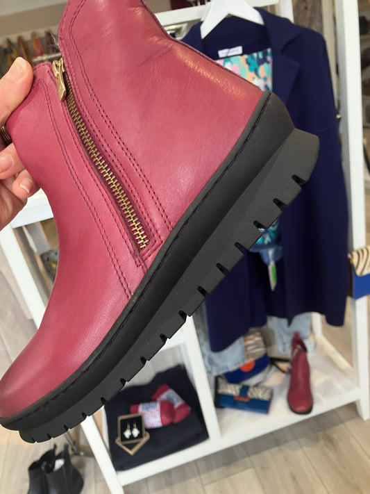 Adesso Naomi boots in pink cranberry