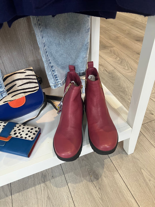 Adesso Naomi boots in pink cranberry