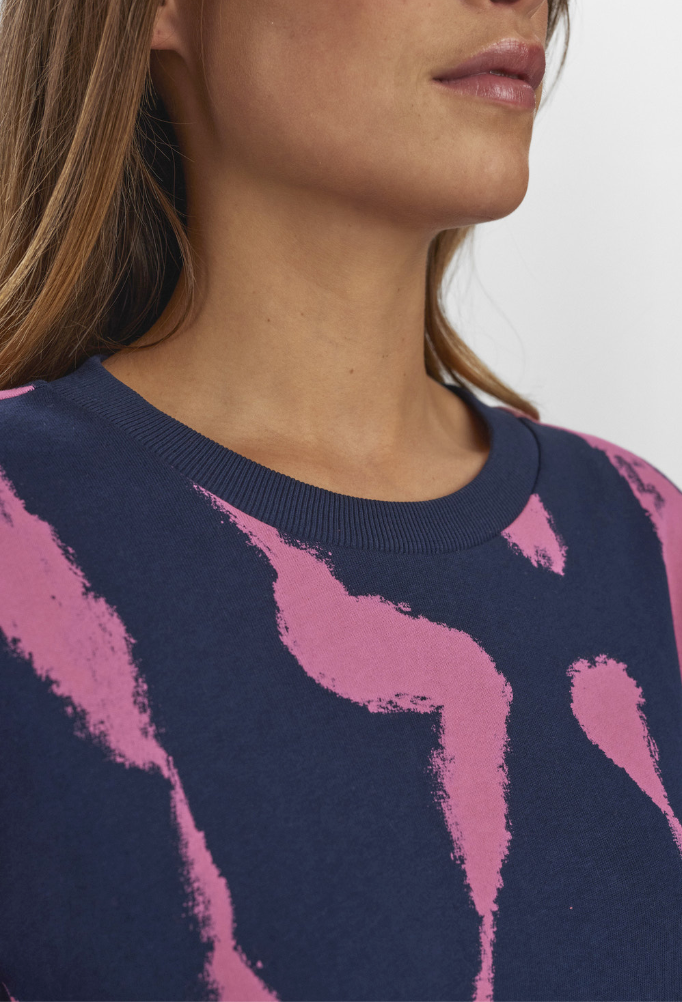 Numph Nunikola strokes sweat in pink carnation