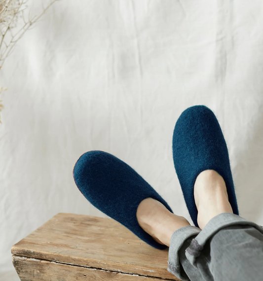 Aura Que Mita felt slippers in navy blue
