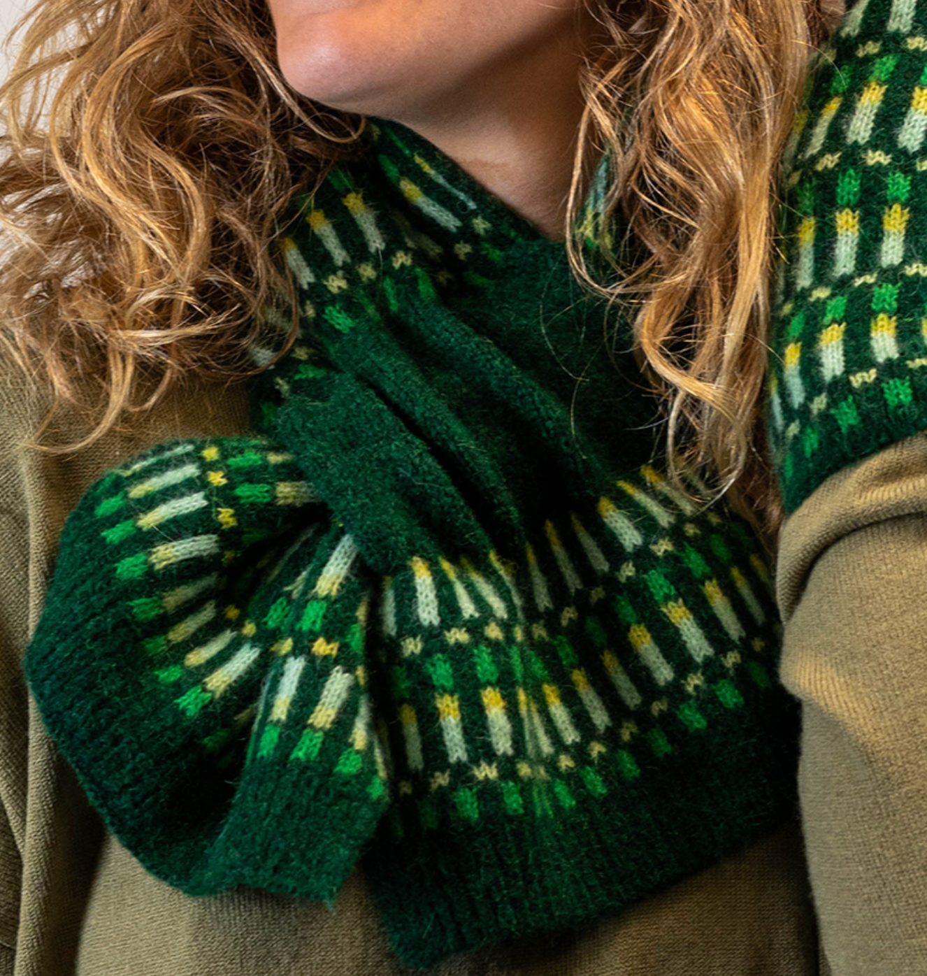 POM Scandi pull through scarf in green