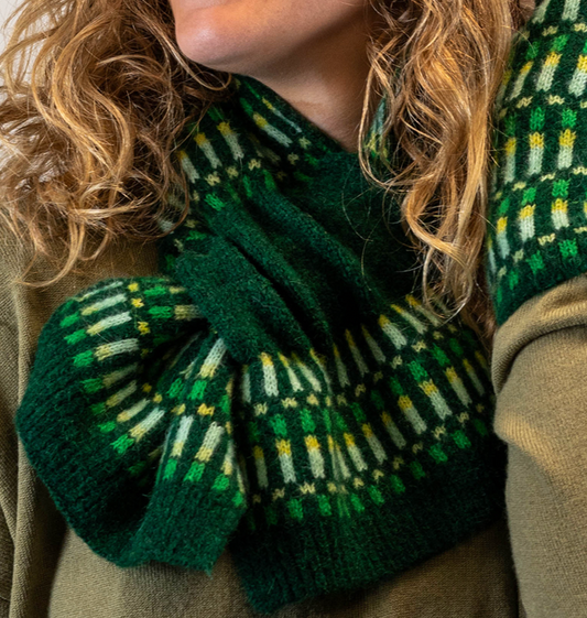 POM Scandi pull through scarf in green