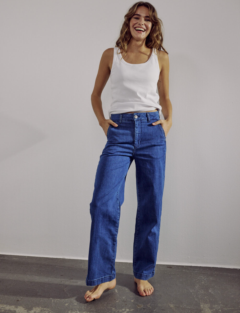 Numph Nuamber shorter jeans in medium blue denim