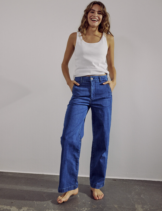 Numph Nuamber shorter jeans in medium blue denim