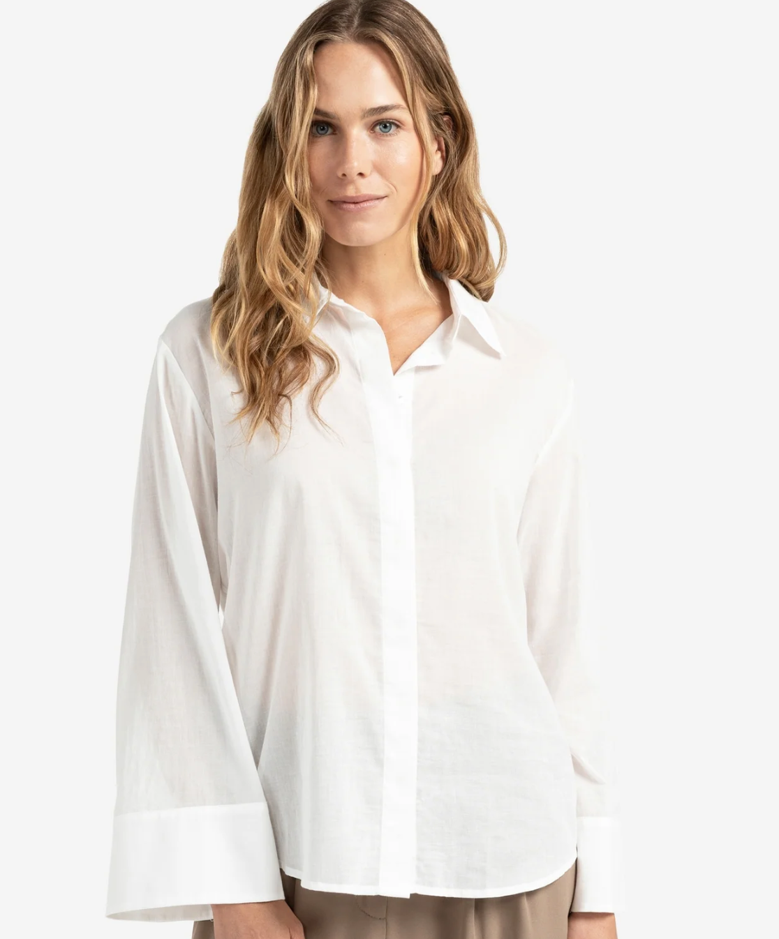 Yaya boyfriend blouse with buttons on back in off white