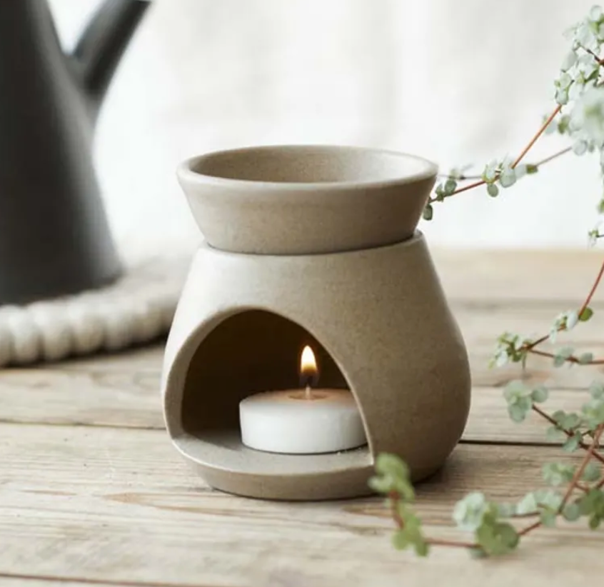 Aura Que Sanu burner for melts and oils in pistachio
