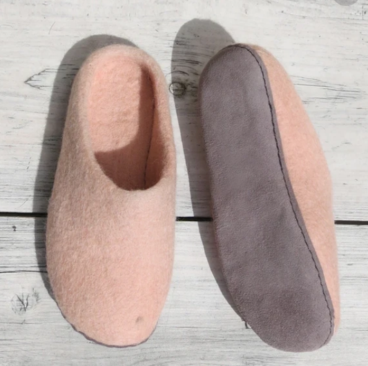 Aura Que Ethically made felt slippers - peach - leafy green