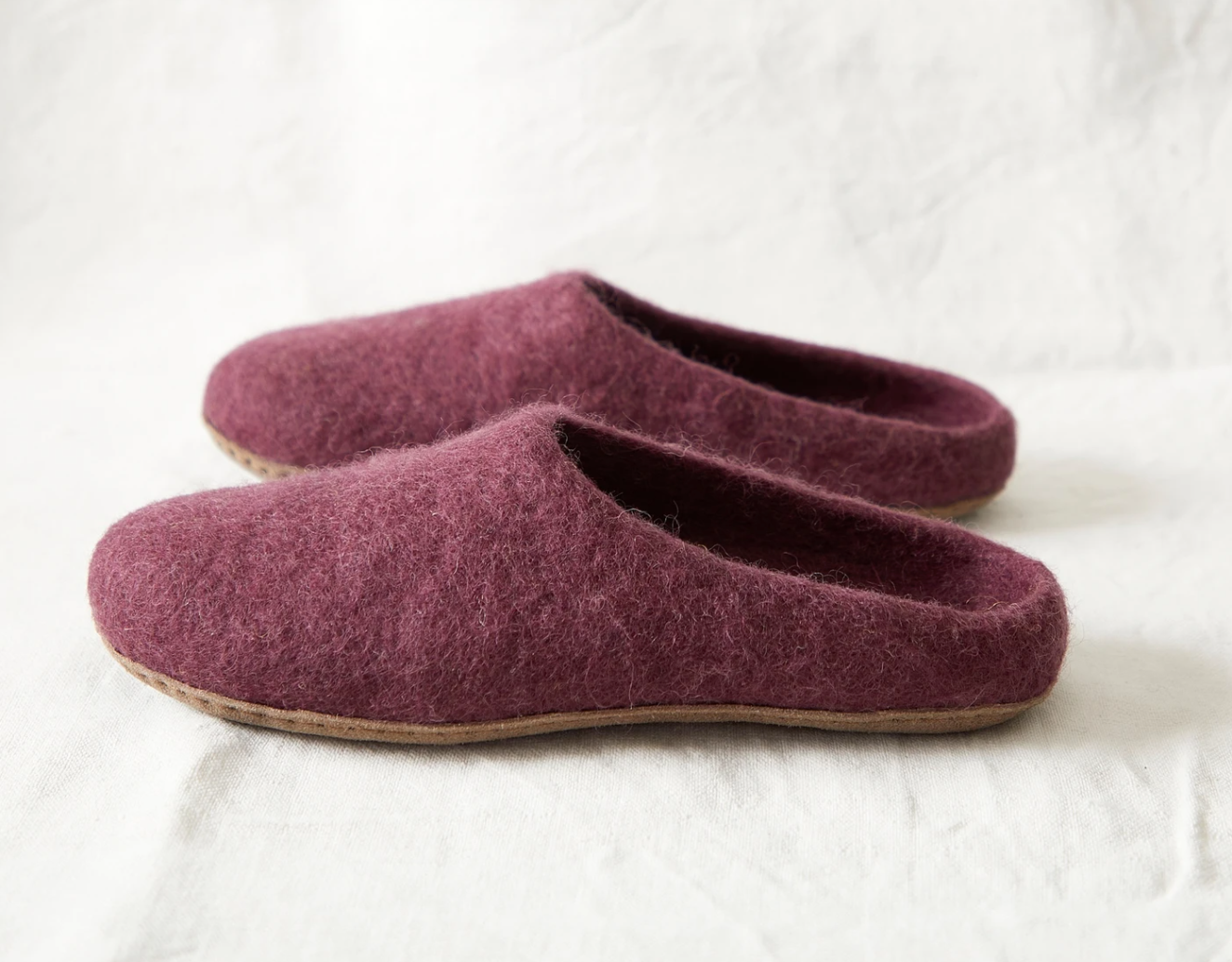 Aura Que Mita felt slippers in purple plum - leafy green