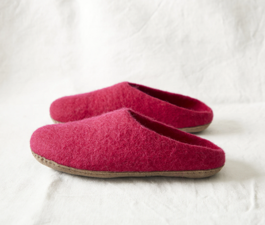 Aura Que Mita felt slippers in pomegranate hot pink - leafy green